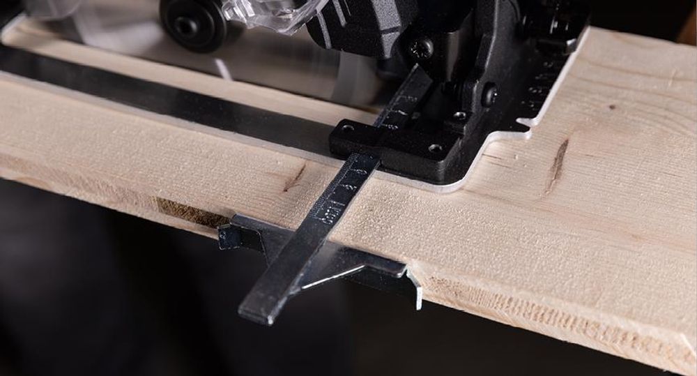 Das Bild zeigt die Akku-Handkreissäge in der Detailaufnahme.