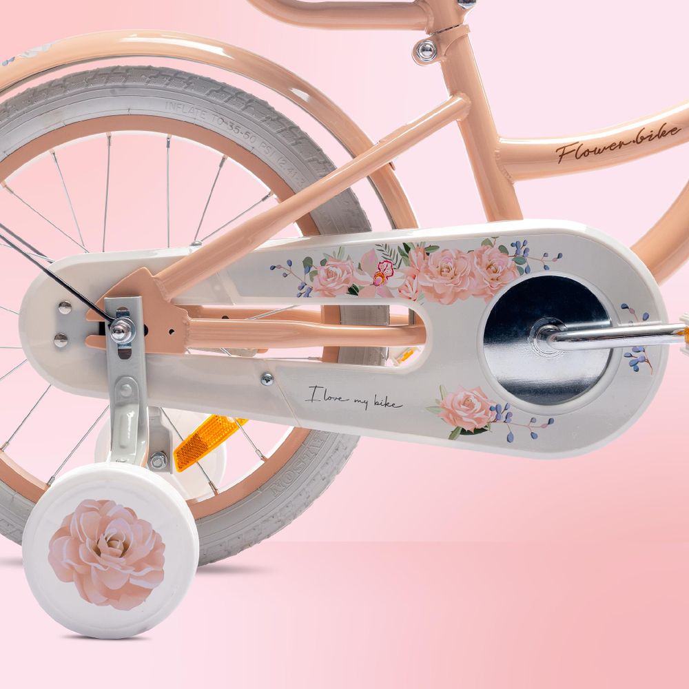 Primer plano de la cadena protegida y ruedines con diseño floral