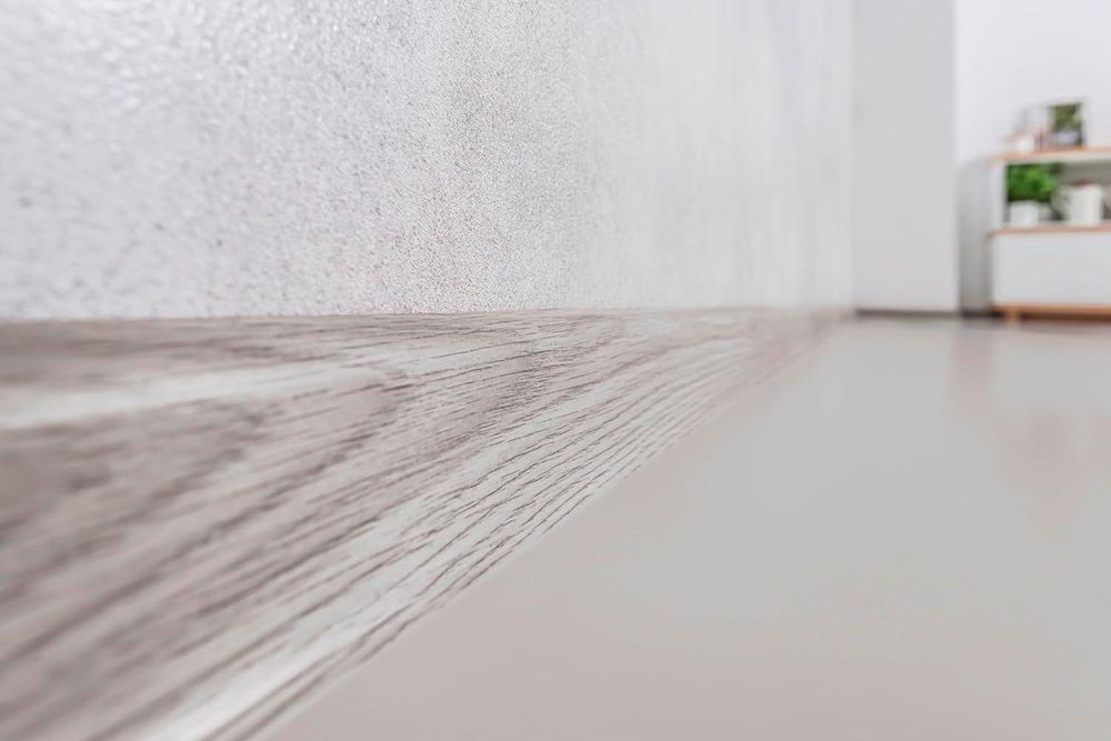 VILO PVC Sockelleiste SMART FLEX 575 - 2,5m Flexible Fußleiste mit Kabelkanal - Wasserfest und Stoßfest - Montagefertig für Laminat Vinyl und Fliesen