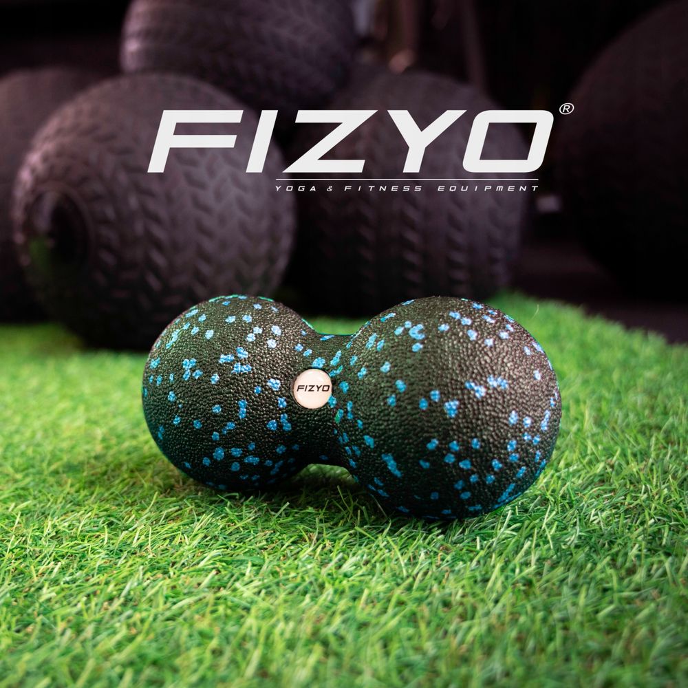 Osoba ćwicząca i wykorzystująca piłkę do masażu duoball FIZYO 16x8 cm