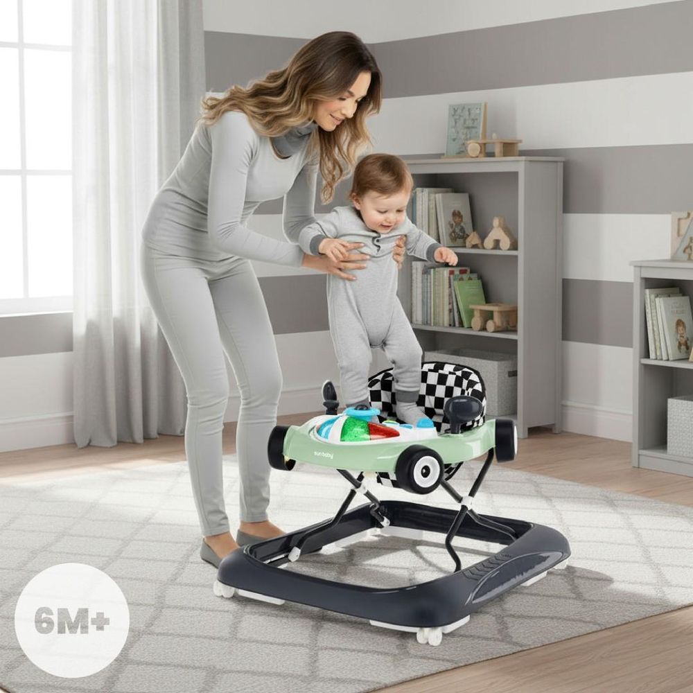 Dospělá osoba pomáhá dítěti u chodítka SUN BABY