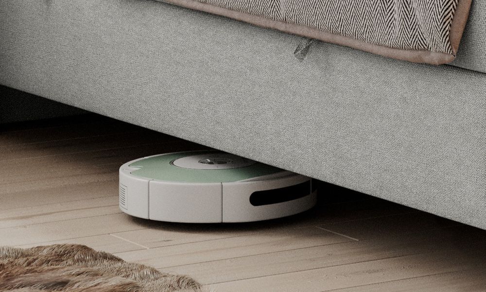 Reinigungsroboter unter dem grauen Bett
