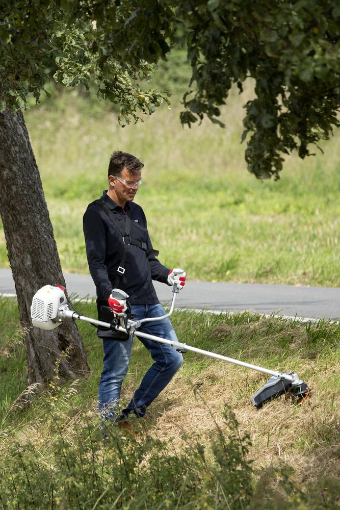 IKRA Benzin Freischneider IBF 43 | 1100 Watt | 2 x Fadenspule 45 cm Schnittbreite| 3- & 8-Zahn-Messer Ø 25,5 cm | Schultergurt
