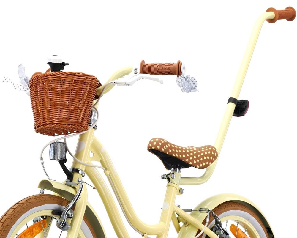 Cesta de mimbre y detalles del manillar en la bicicleta infantil.
