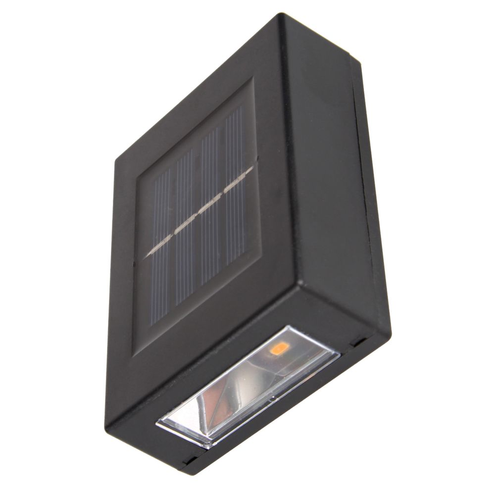 Schwarze Solar-Wandleuchte mit Photovoltaikpanel und einzelner LED.