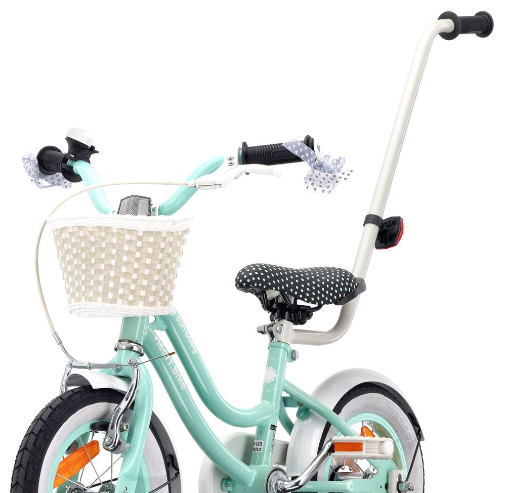 Detalle de la barra de empuje instalada en la bicicleta infantil.