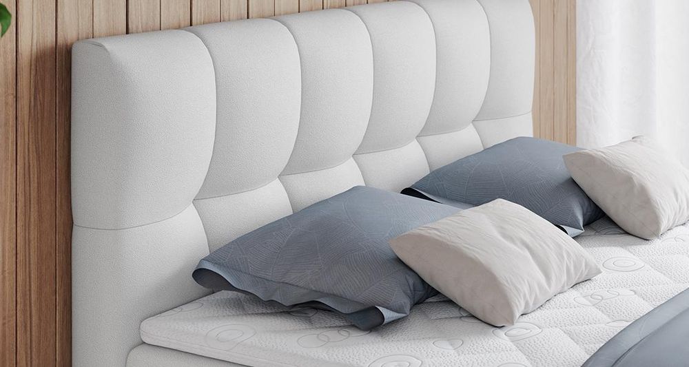 Vergrößern Sie das Kopfteil des Boxspringbettes, das Foto zeigt weiss Stoff