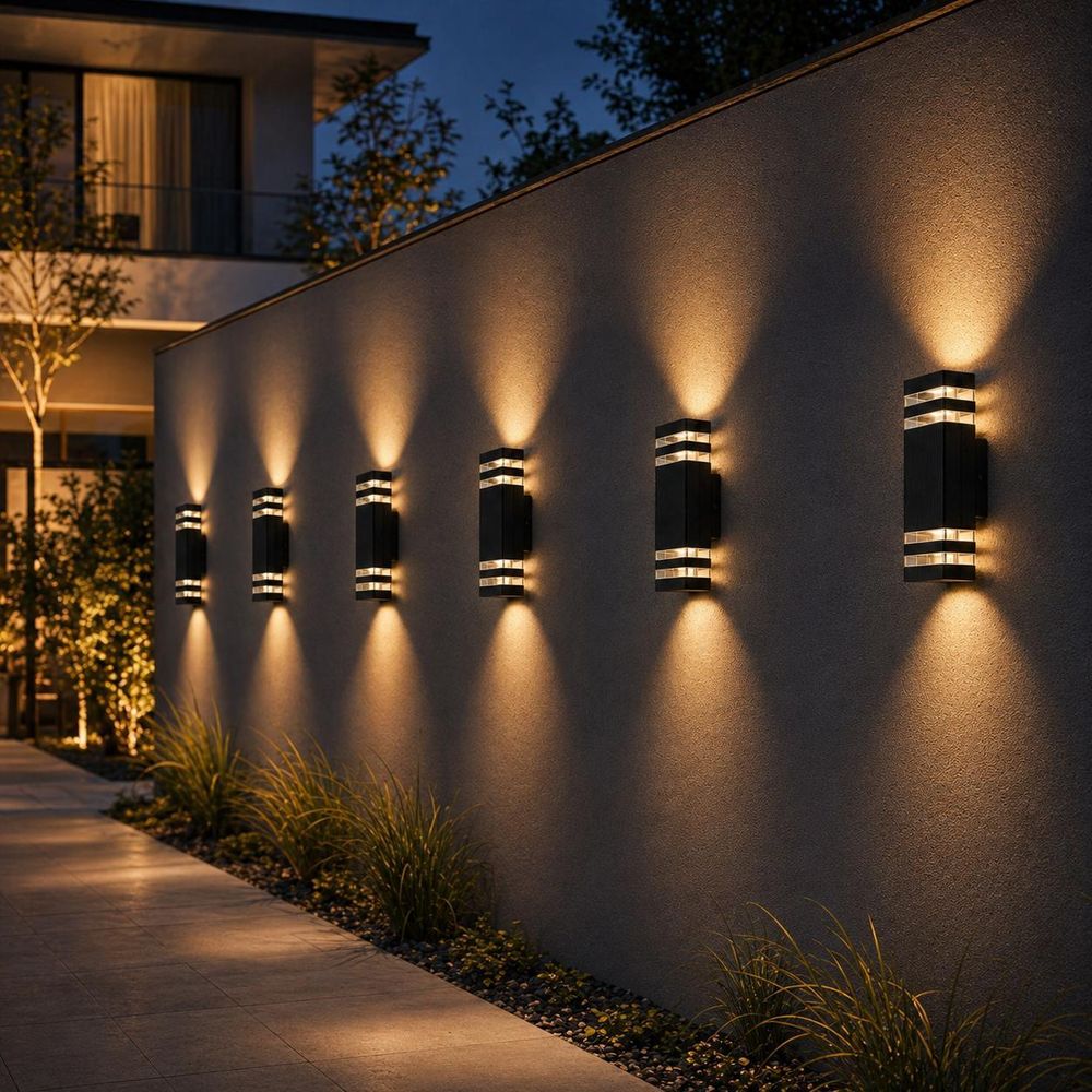 Leistungsstarke Beleuchtung außen, zwei schwarze Lampen an Fassade, Up/Down-Effekt.