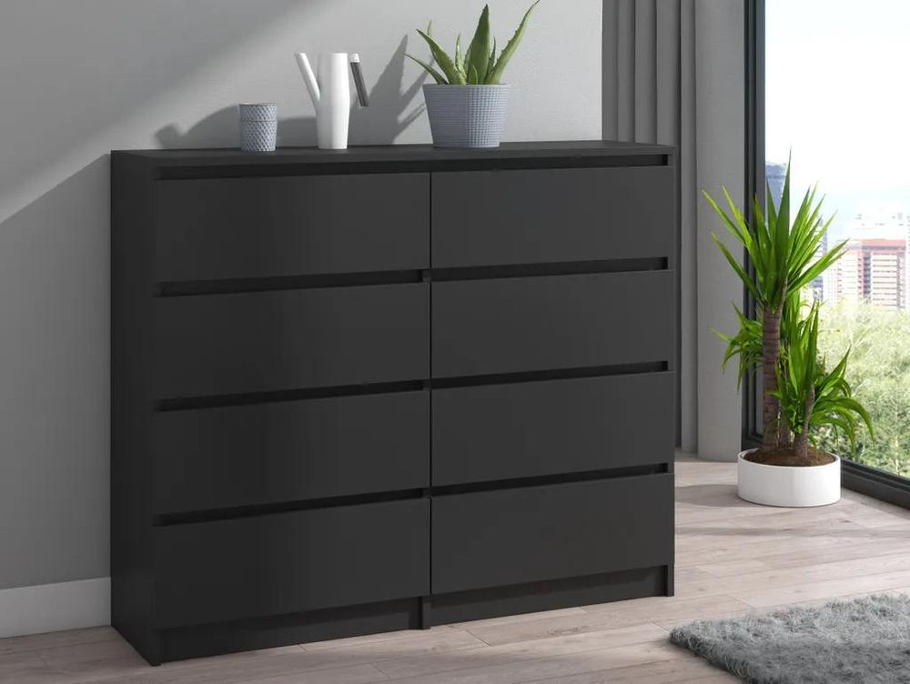 Schwarze Kommode C013 mit acht Schubladen im Wohnraum