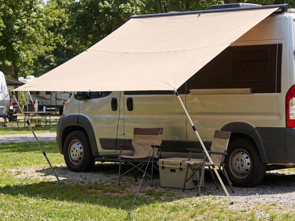 Vorzeltdach am Camper, gestützt von einer Teleskop Zeltstange