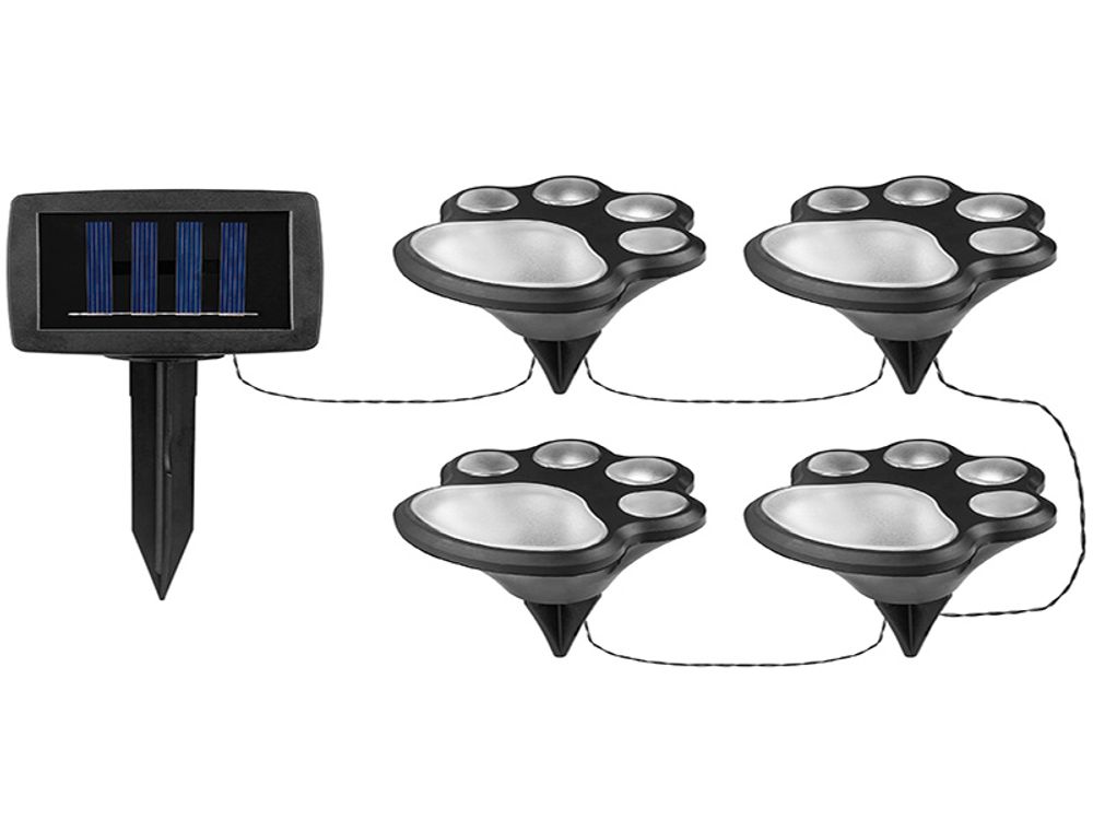 Set von Solar-Gartenleuchten in Pfotenform, vier Stück, Solarpanel auf einem Pfahl.