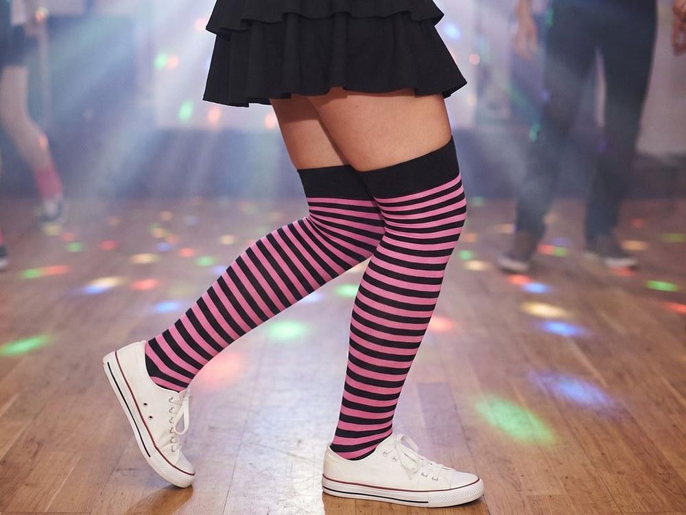 Lange Strümpfe für die Mottoparty im 80er-Stil