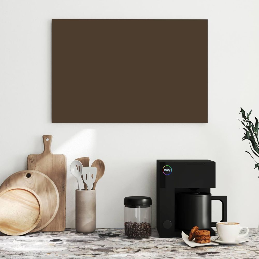 Metall-Magnettafel Mokkabrauner Hintergrund über einer Küchenarbeitsplatte