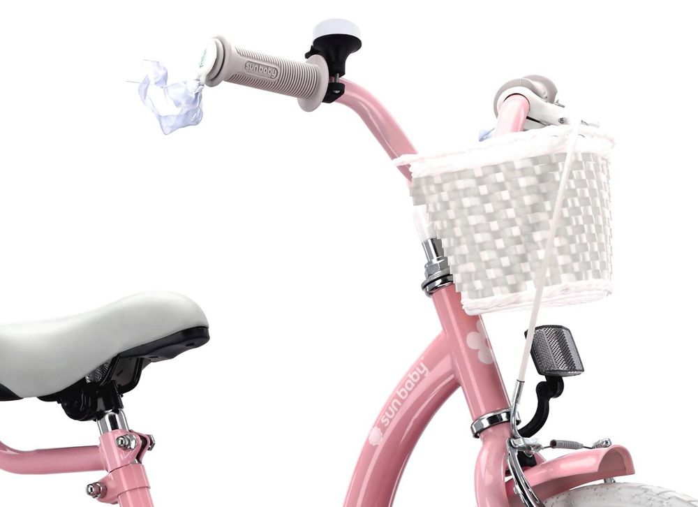 Manillar de la bicicleta con cesta delantera y puños cómodos.