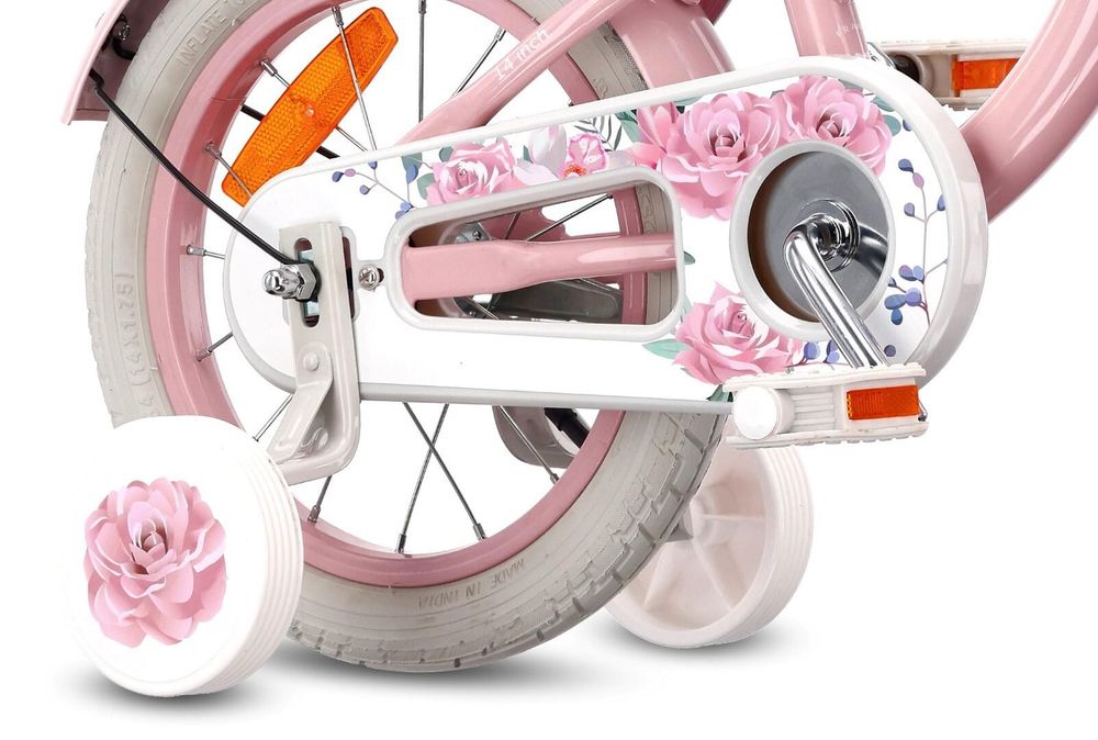 Detalle de los ruedines y cubrecadena decorado de la bicicleta infantil