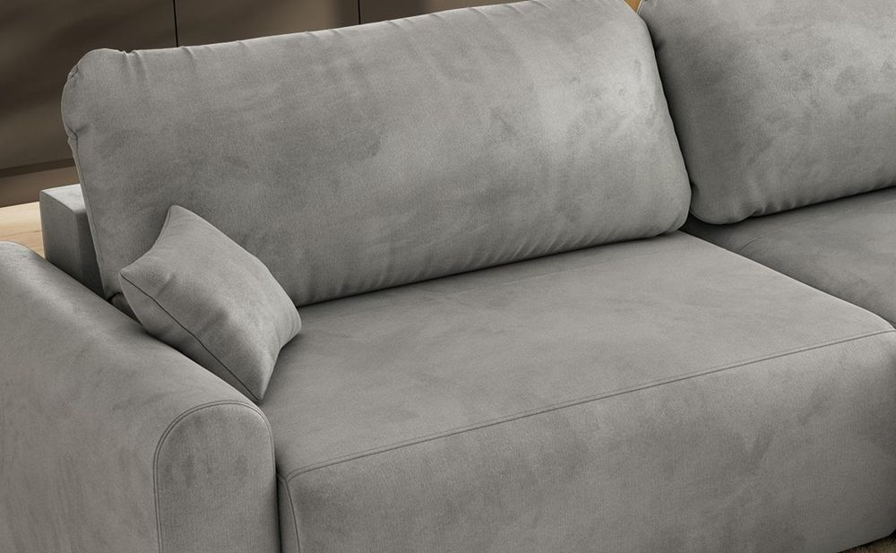 Detailansicht eines grauen Sofas mit breiten Sitzpolstern und weichen Rückenkissen.