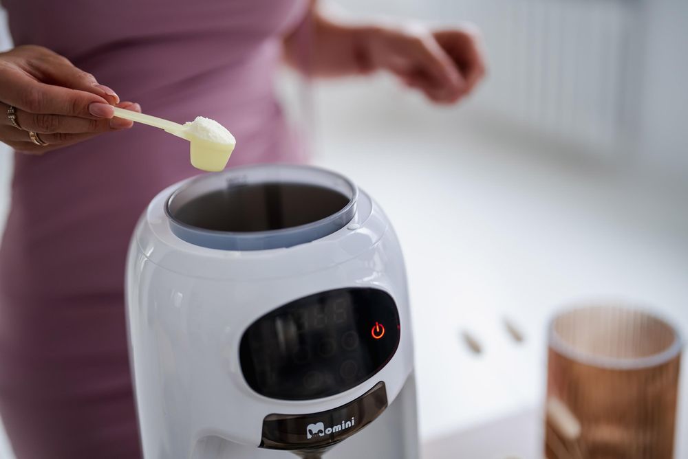 Ekspres do mleka modyfikowanego dla niemowląt 4 poziomy temperatury 980W automatyczne mieszanie – Momini Milk Formula Elite