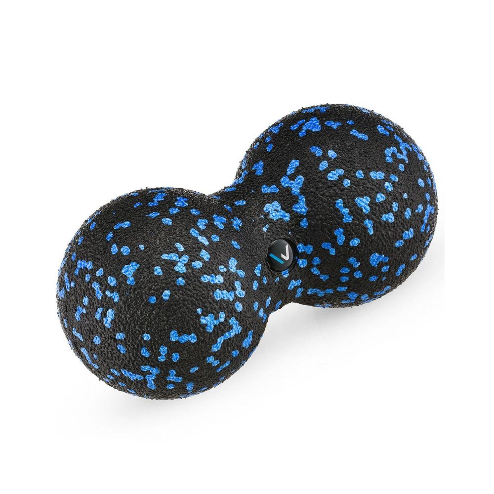 Schwarzer Duo-Massageball mit blauen Sprenkeln auf weißem Hintergrund