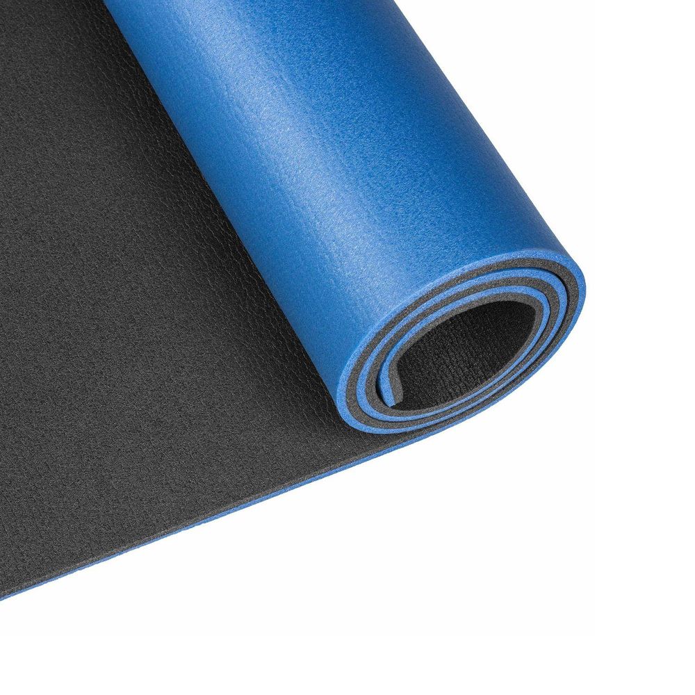 Nahaufnahme einer gerollten Outtec Isomatte, zeigt schwarze und blaue Schichten