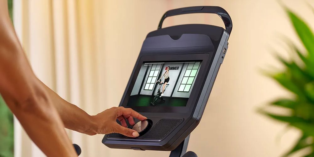 Interaktives 10-Zoll-Touchdisplay mit Echtzeit-Fitnessdaten
