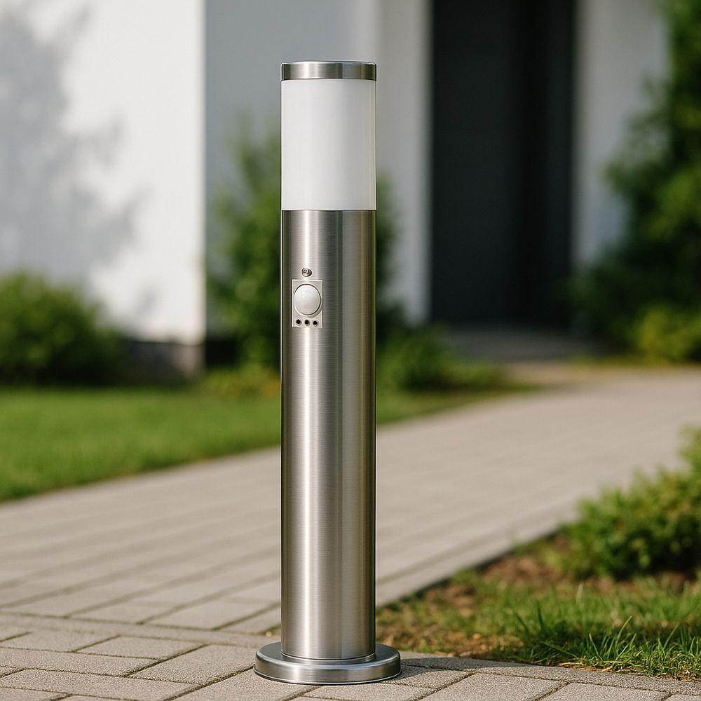 Silberne Gartenlampe mit Sensor, Sicherheit und Stil für Ihren Außenbereich, am Weg.