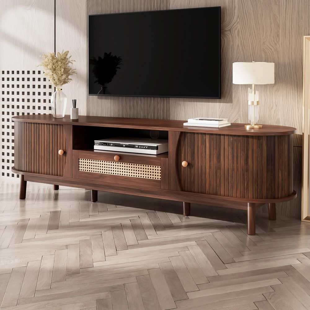 Merax TV-Schrank aus Rattan in Landhausstil, TV Lowboard mit Schiebetüren und Schubladen, TV-Ständer bis 70 Zoll mit Massivholzfüße, Nussbaum