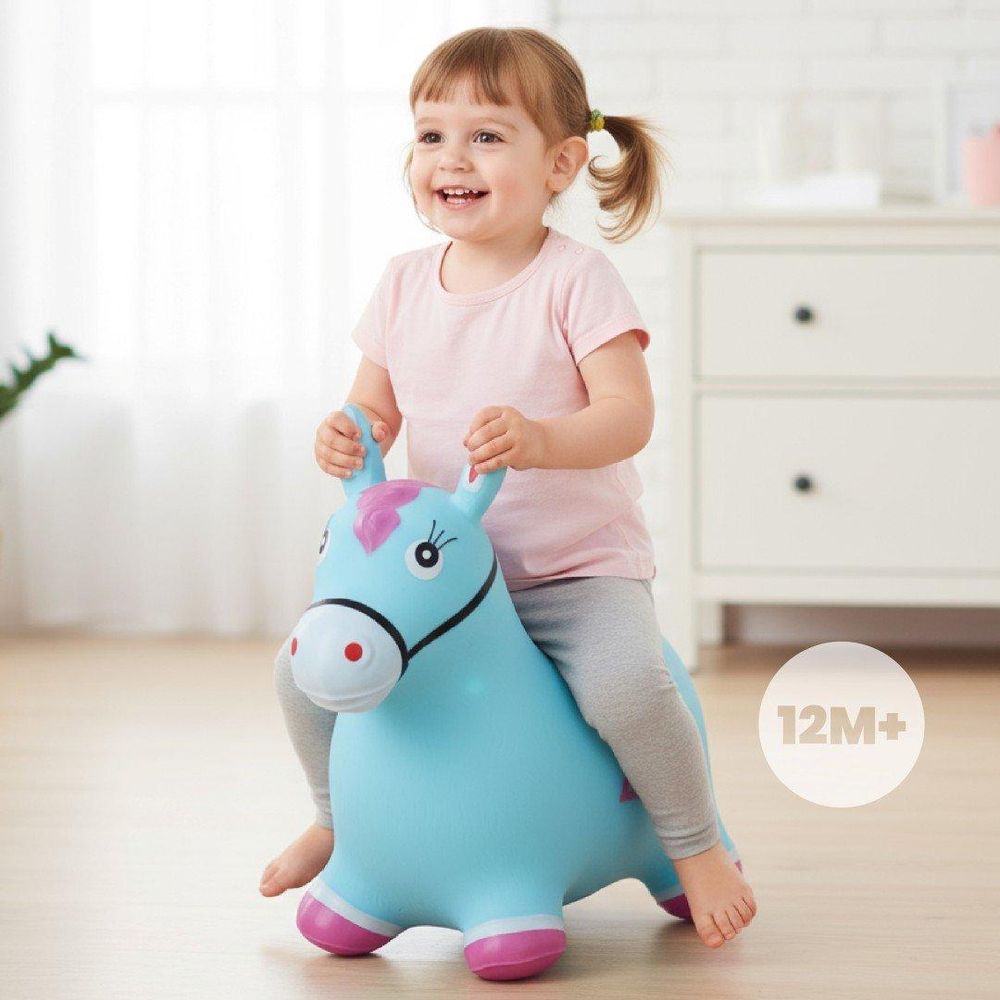 Niña pequeña jugando sobre el animal saltarín SUN BABY, indicado para 12 meses+