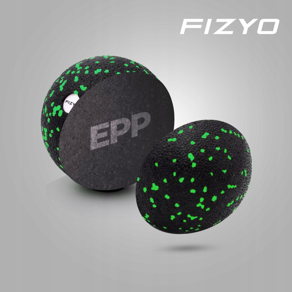 Person beim Training mit dem FIZYO 8 cm Massageball