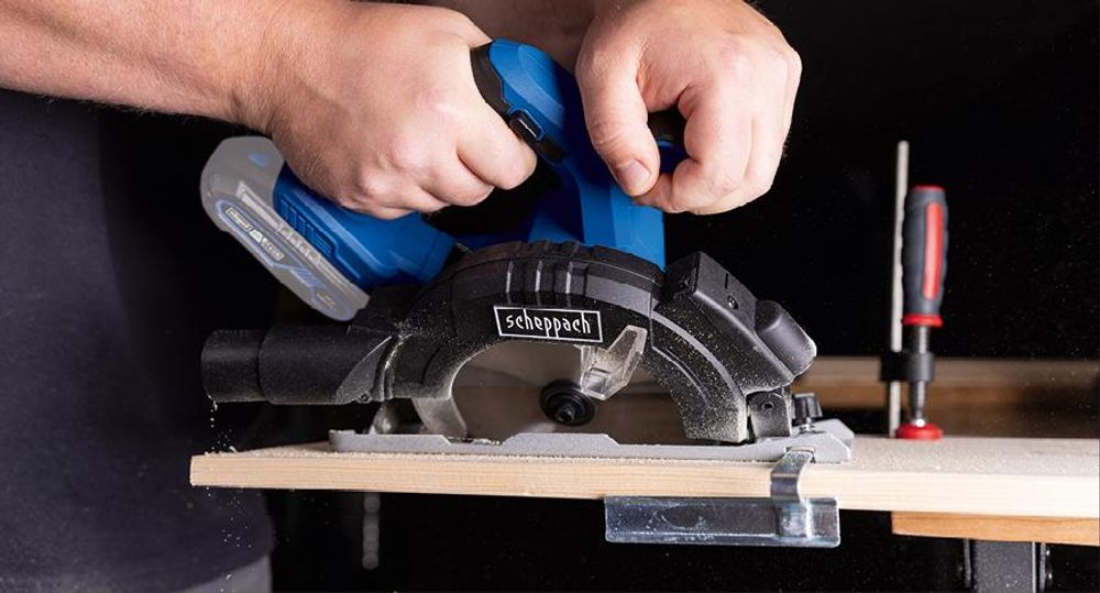 Das Bild zeigt die Akku-Handkreissäge in der Detailaufnahme.