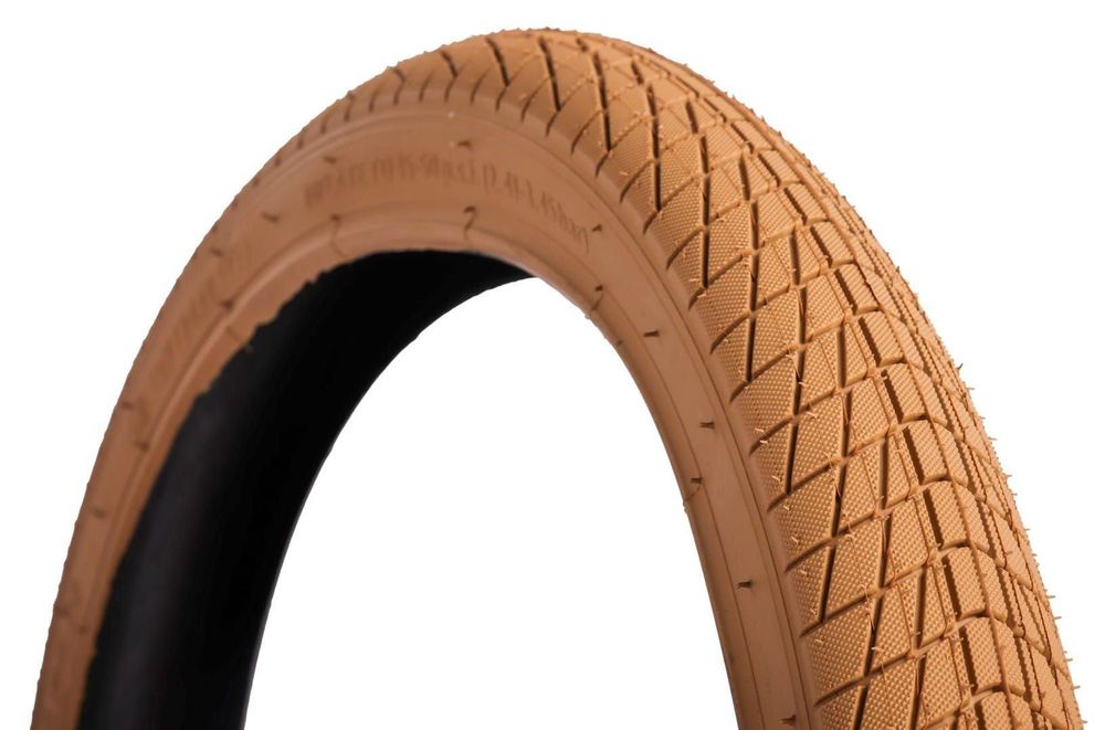 Dettaglio del battistrada direzionale dell'opona bici beige scuro.