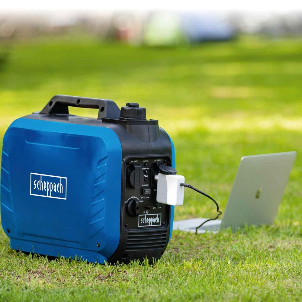 Das Bild zeigt den Inverter beim Laden eines Laptops.