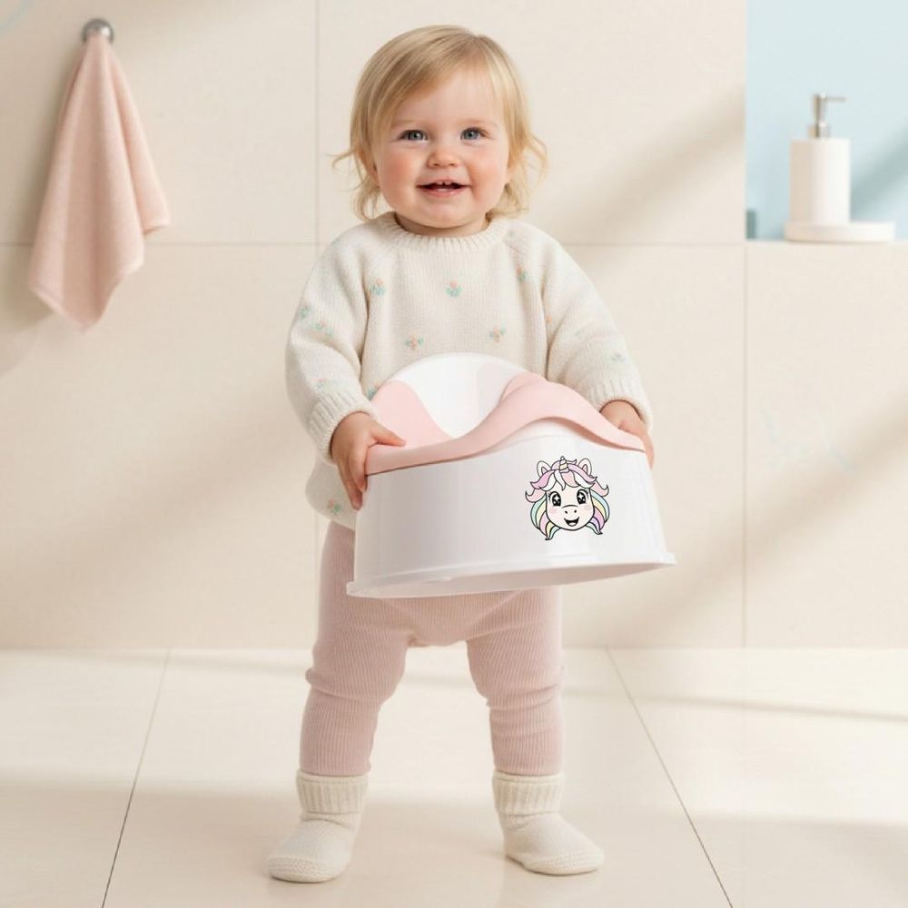 Kleinkind hält das rosa-weiße Töpfchen mit Einhorn-Aufkleber