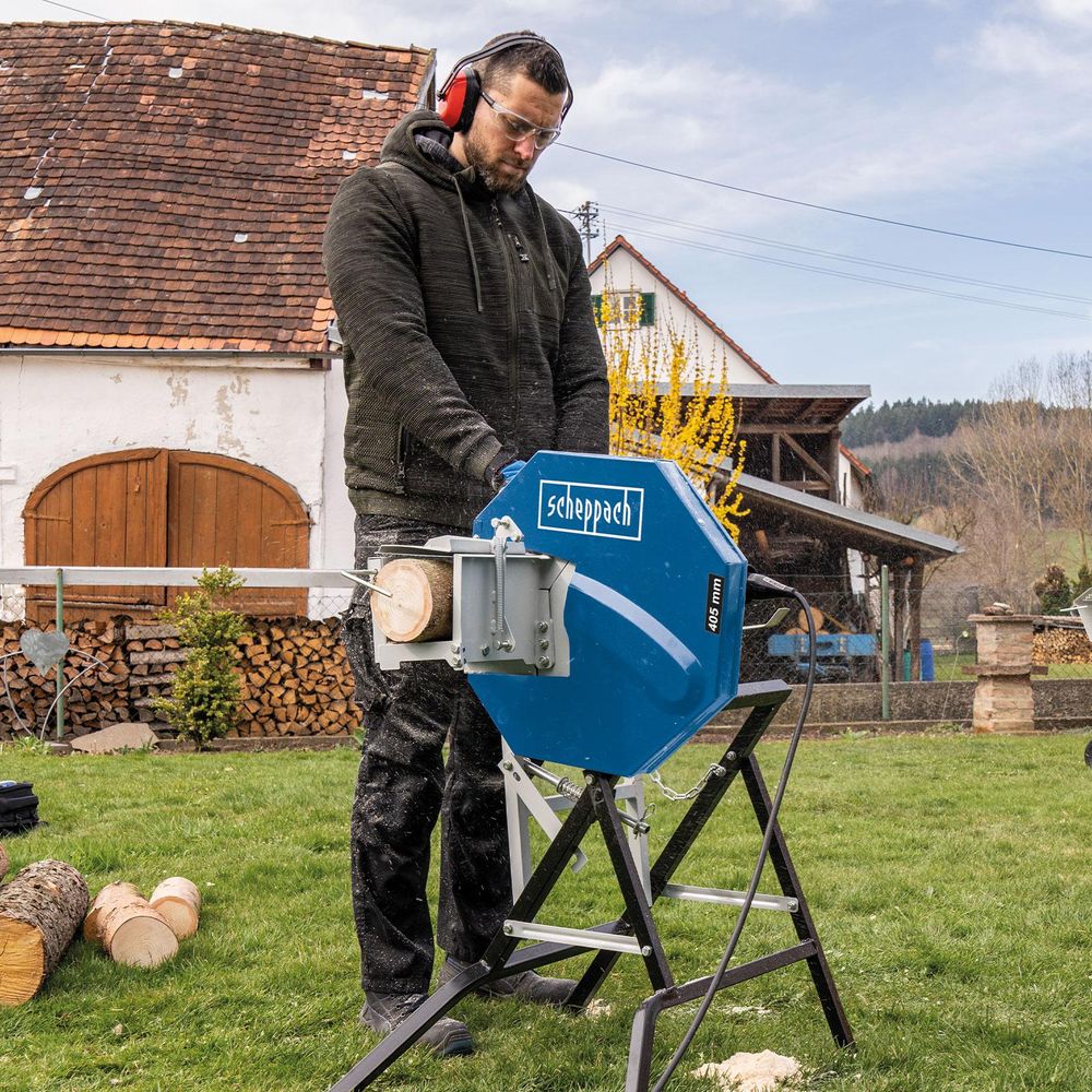 Das Bild zeigt eine Person mit der Wippkreissäge beim Schneiden von Holz.