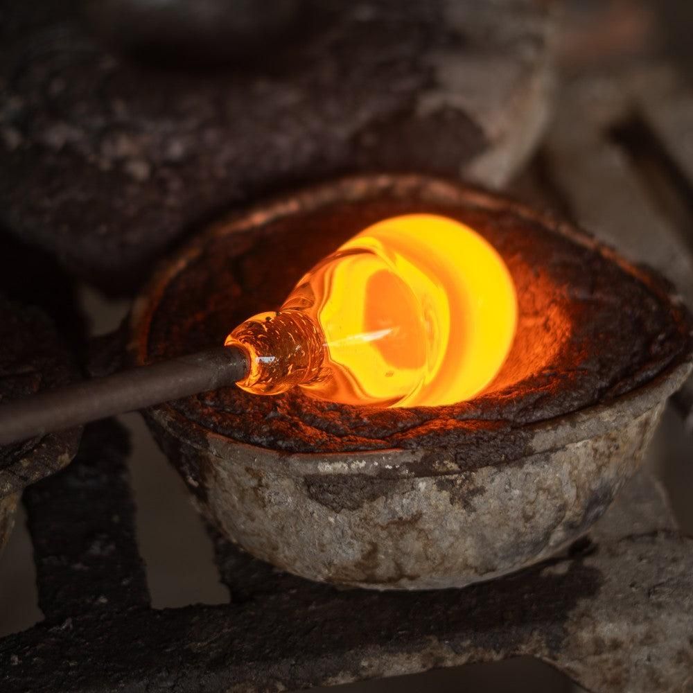 Glühendes Glas im Ofen