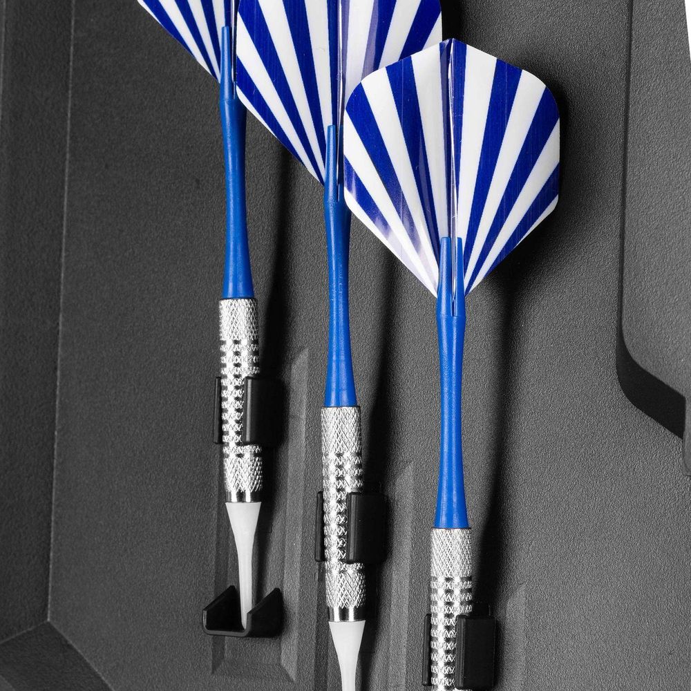 Nahaufnahme von 3 blauen Dartpfeilen mit weißen Streifen
