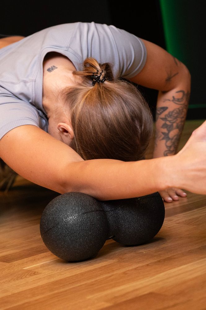 Person beim Training mit dem Massageball Duoball FIZYO 24x12 cm