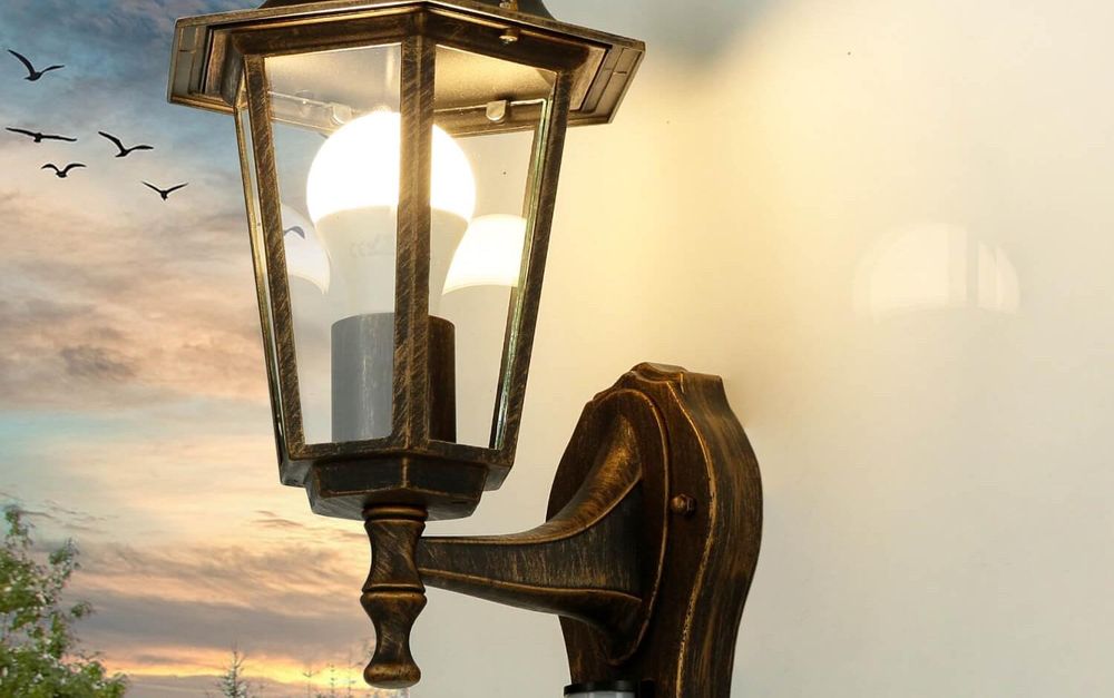 Klassische Außenwandleuchte mit klarem Licht für sichere Wege und Eingangsbereiche