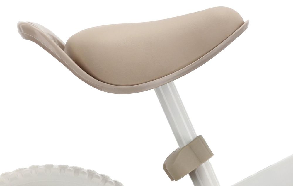 Detail van het zacht gevoerde zadel van de loopfiets.