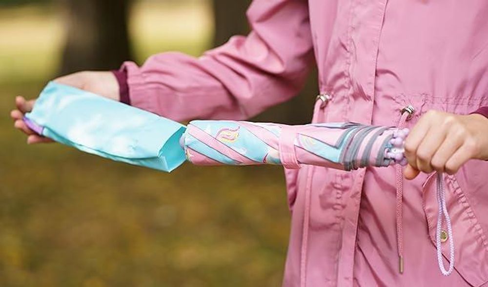 HECKBO Kinder Regenschirm Fussball – für Jungen und Mädchen – Farbwechsel bei Regen – Reflektoren – Taschenschirm – Holzgriff