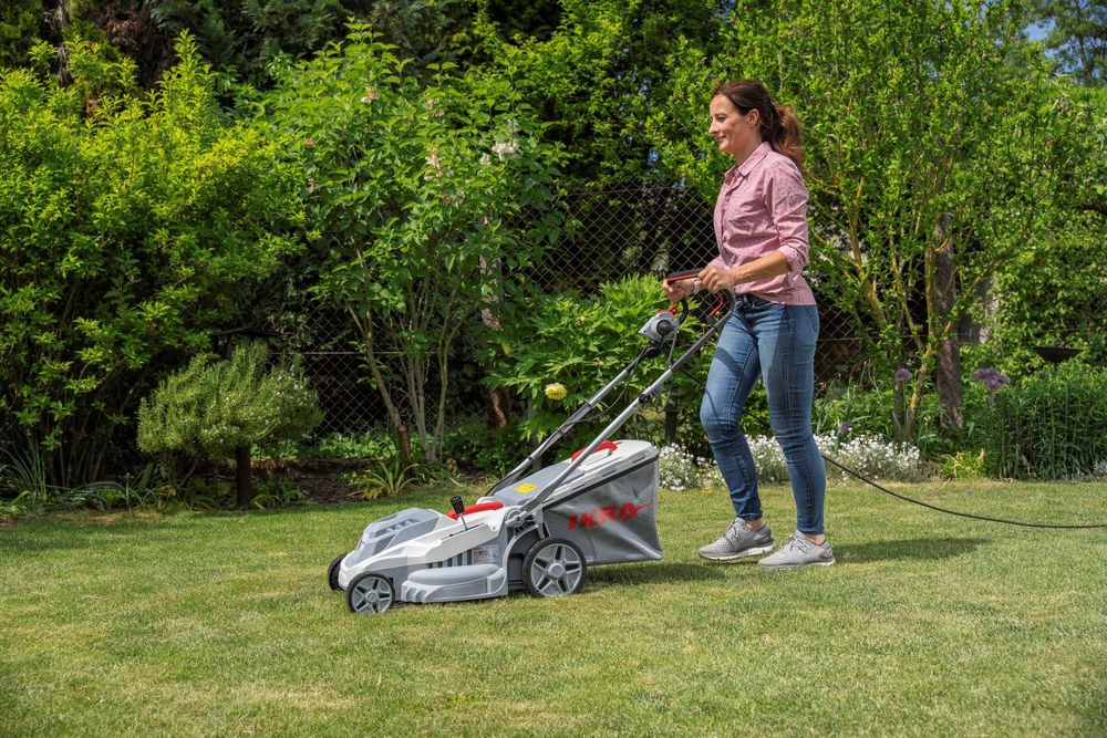 IKRA Elektro Rasenmäher IERM 1638| 1600 W | 38 cm Schnittbreite | 5 Schnitthöhen 30–75 mm | Rasenkamm | 42 L Fangkorb| klappbarer Holm