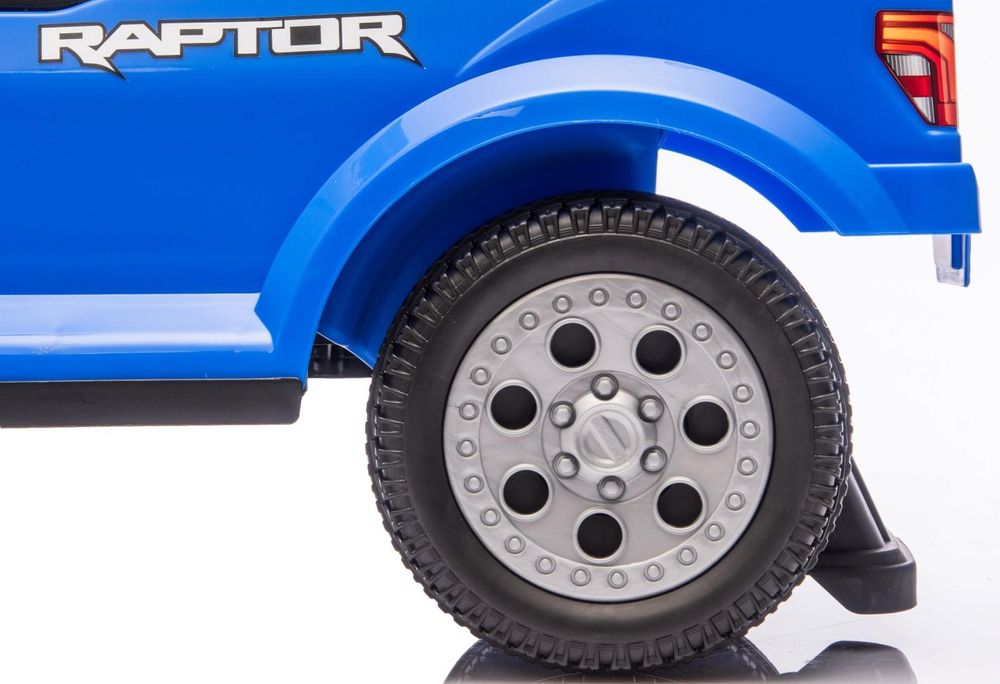 Detail van het achterwiel van de Ford Raptor loopauto