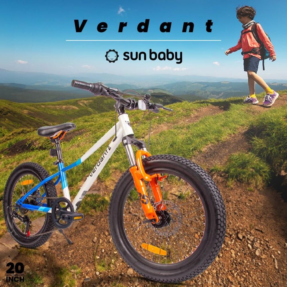 Bicicleta SUN BABY en un entorno natural con un niño al fondo.