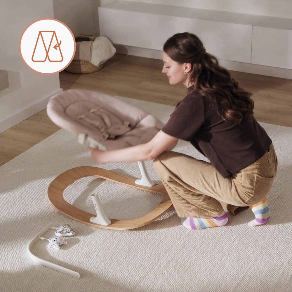 Lionelo Babywippe Celia Rocker mit Verstellbarer Rückenlehne, ab Geburt bis 9 kg, 5 Punkt Gurt und Spielbogen mit Kissen Wood Natural