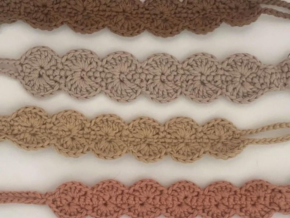 Zayno® Handgemachte Schnullerkette "Muschelchen" in Dunkelbraun | gehäkelt in Muschelform, Geschenk zur Geburt, Taufgeschenk, Baby, Schnullerband, Schnullerhalter, Neugeborenes
