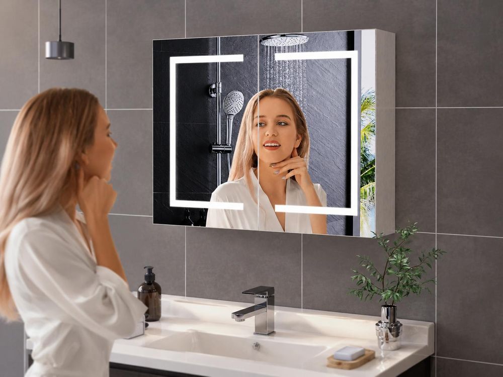 LED-Spiegelschrank mit klarer Spiegelfläche – ideal für Make-up, Rasur und tägliche Pflege.