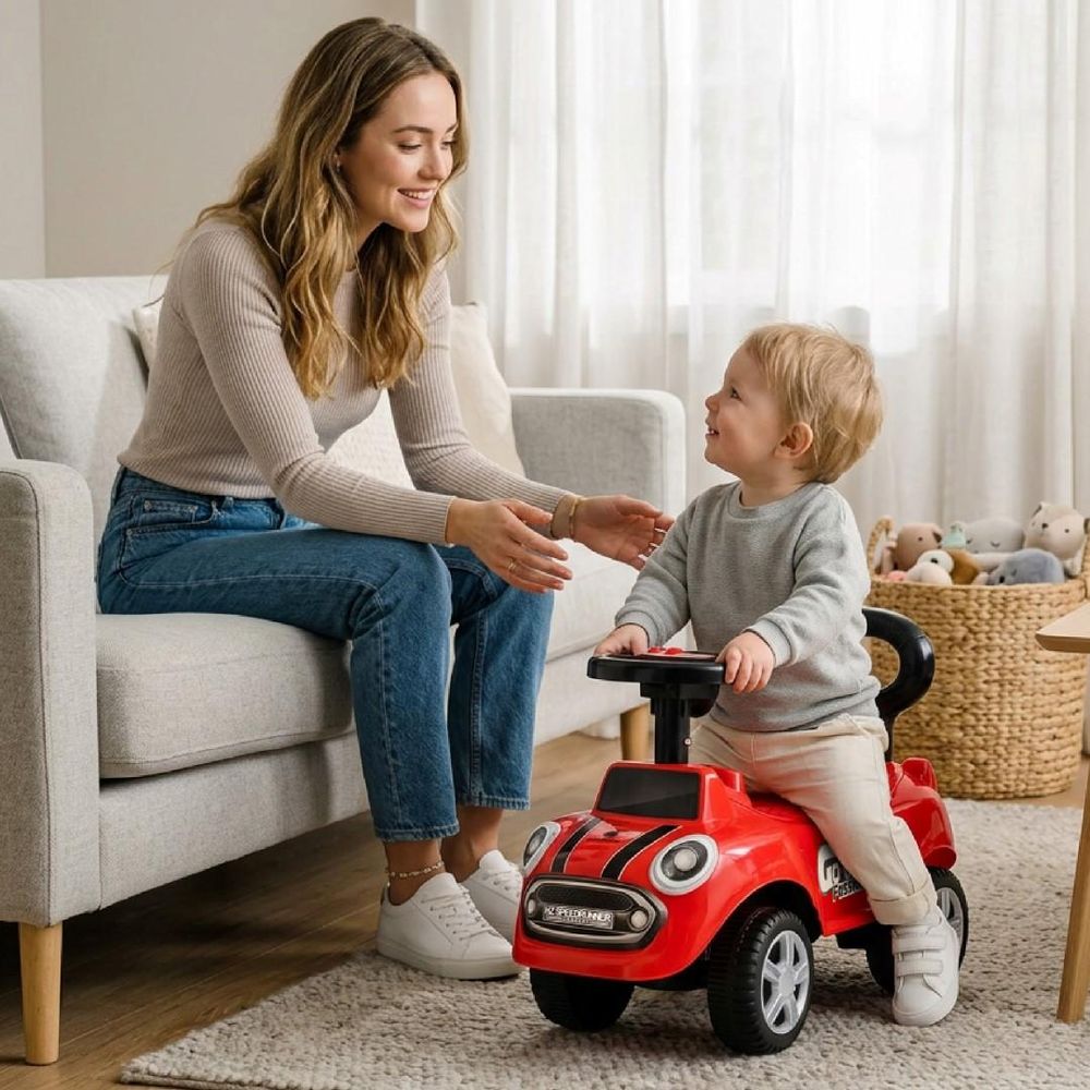 Enfant assis sur le porteur, discutant avec sa mère dans un environnement familial.