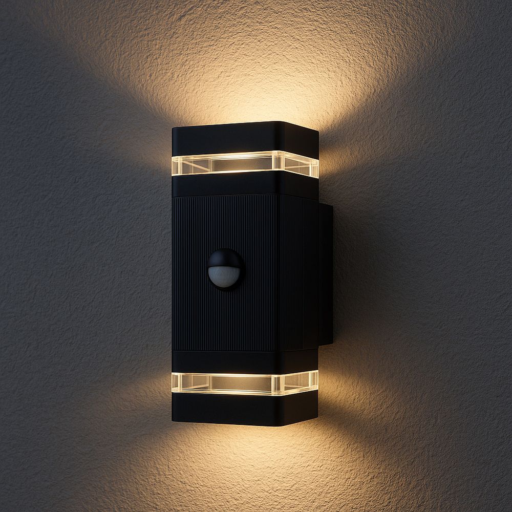 Außenlampe, modernes Up-Down-Design, schwarz, rechteckig, Fassadenbeleuchtung bei Nacht.