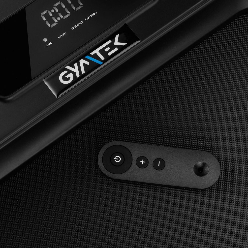 Detail displeja a diaľkového ovládača bežeckého pásu Gymtek Ultraflat