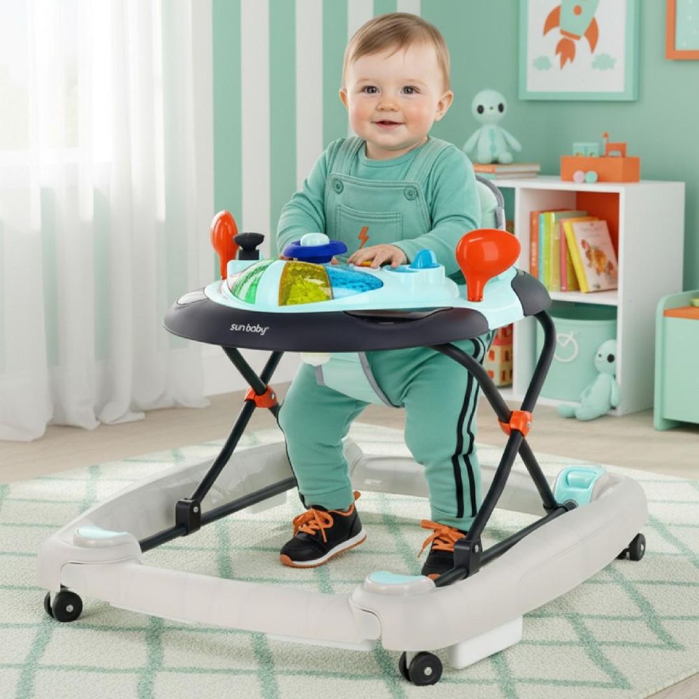 Bebé de pie usando el andador SUN BABY Grand Prix en una habitación infantil.