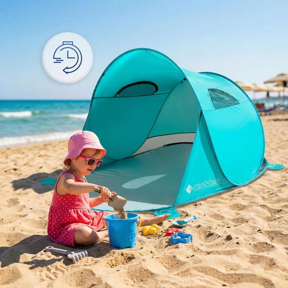 Kleinkind spielt mit Sandspielzeug vor einem türkisen Pop-up-Strandzelt
